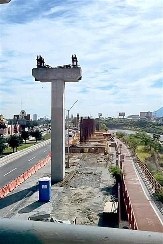 El Gobernador Samuel García publicó ayer que las obras del Metro ven 'en turbo', pero en el video se observan sin trabajadores en el tramo a la altura del Multimodal de Zaragoza.