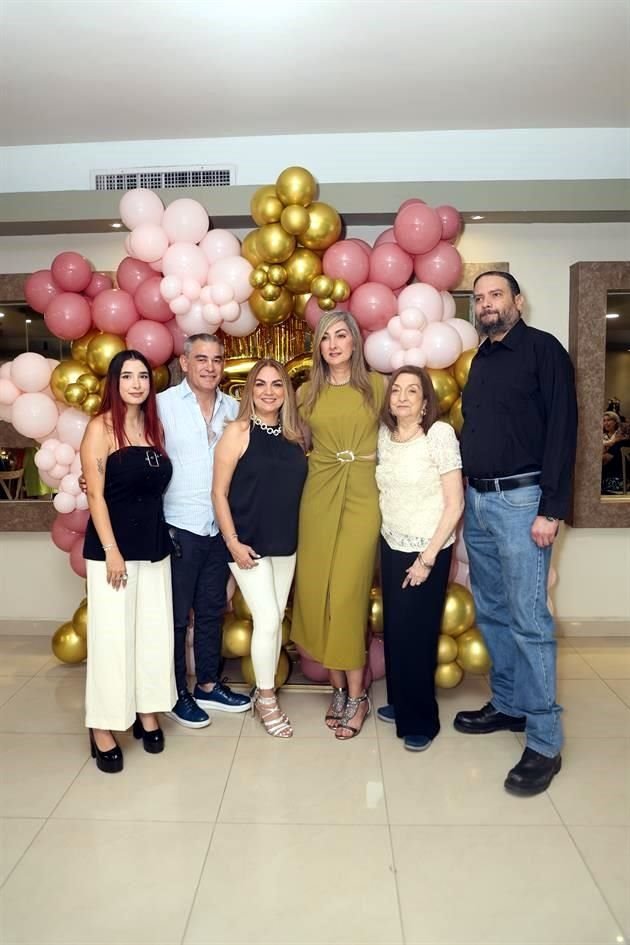 Alexa Garza, Arturo Garza, Maribel Galindo, Tania Galindo, María Cecilia Guajardo de Galindo y Juan Enrique Galindo