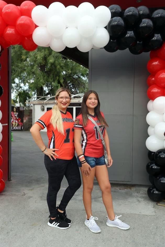 Eugenia Flores y Emely Gálvez