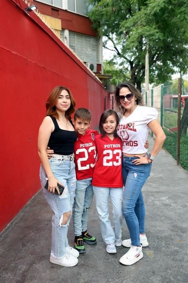 Fatima Caballero, Alejandro Caballero, Bárbaras Caballero y Adriana Recillas