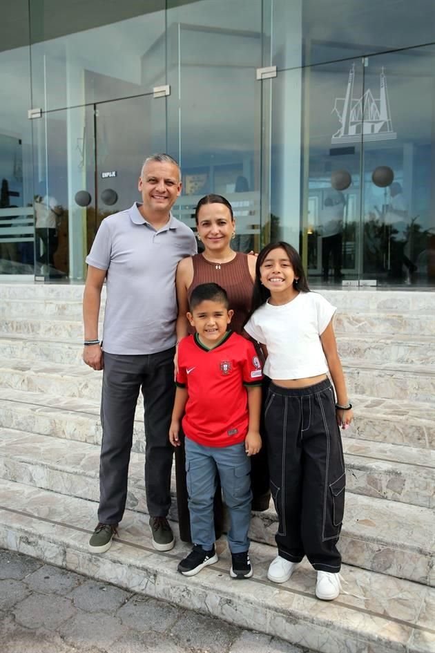 Miguel Ángel Larralde, Verónica Medrano, Mateo Larralde y Renata Larralde