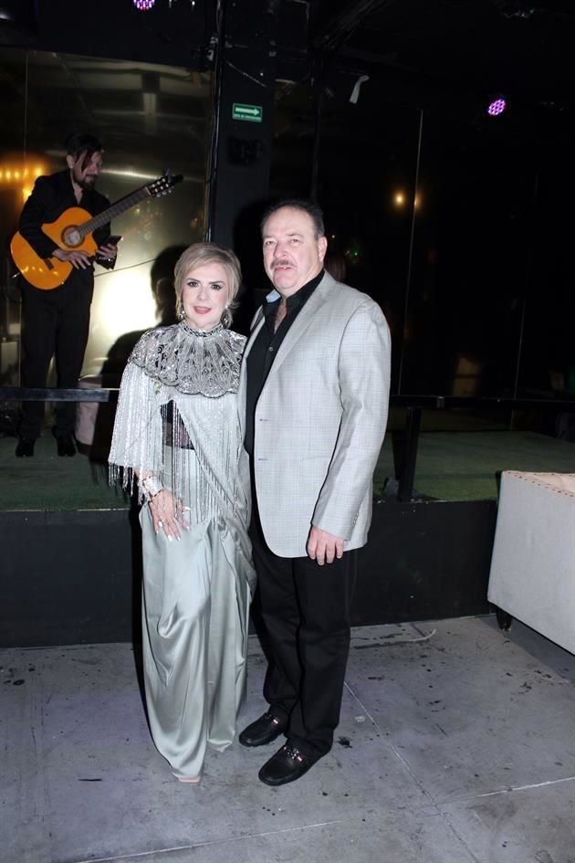 Orfelinda de González y Genaro González