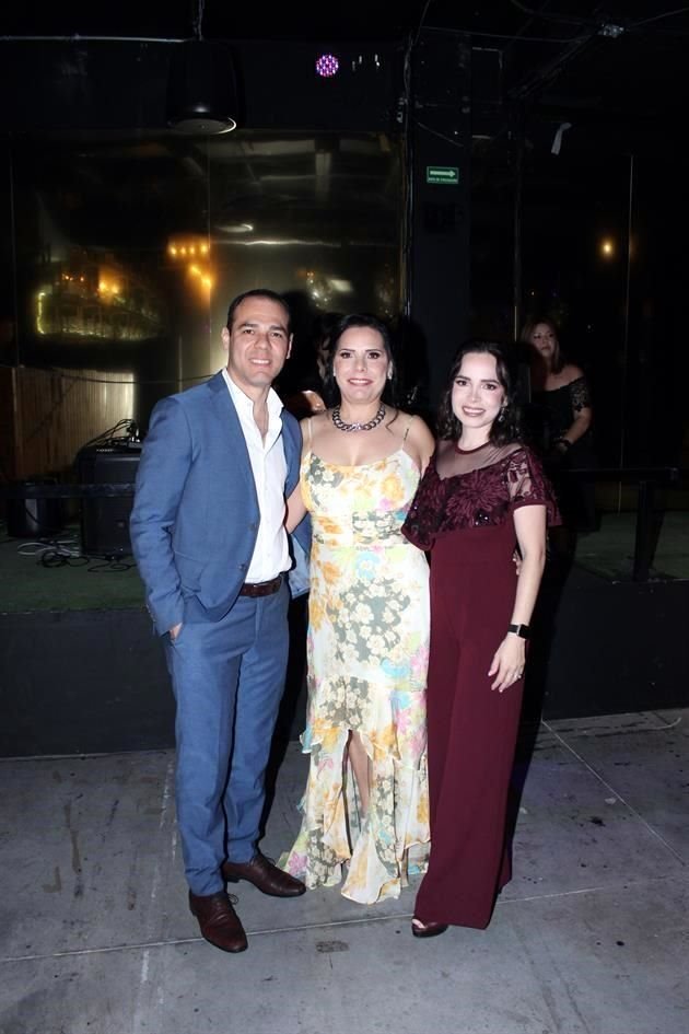 Alejandro Rizzi, Ma. Teresa González y Melissa Rizzi
