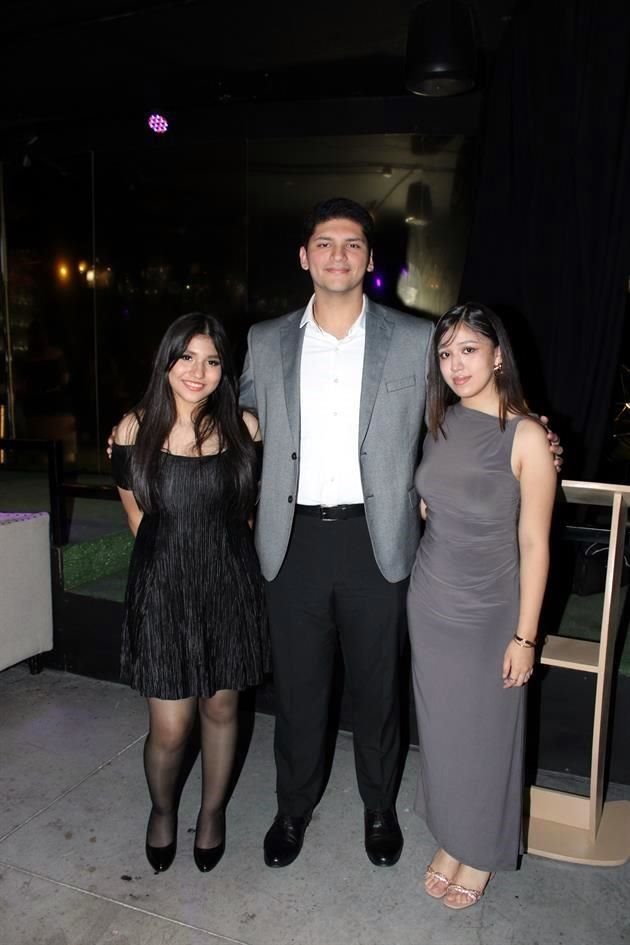 Cecilia Santillana, Eduardo Varela Santillana y Daniela Santillana