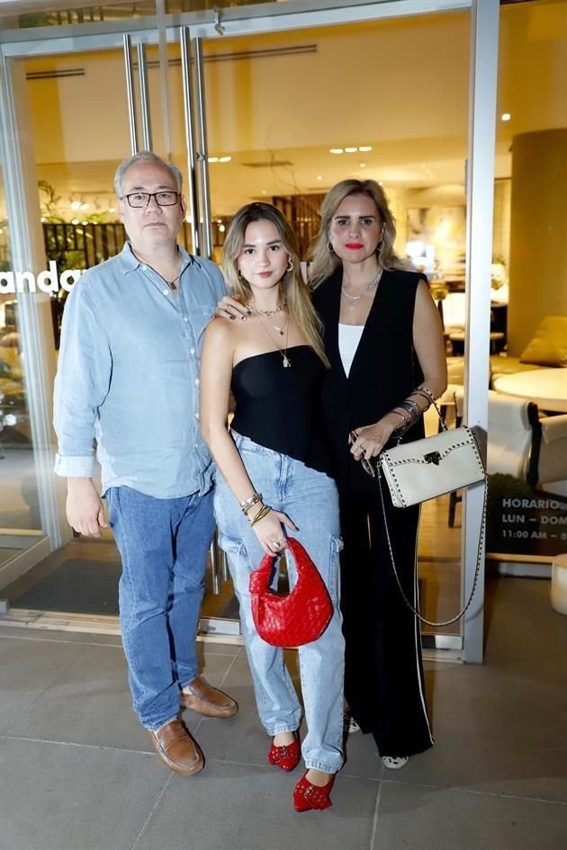 Eduardo Cavazos, Andrea Cavazos y Dina Iglesias de Cavazos
