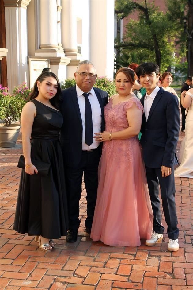 Ingrid Garza, Francisco Garza, Verónica Leos y Francisco Garza Leos