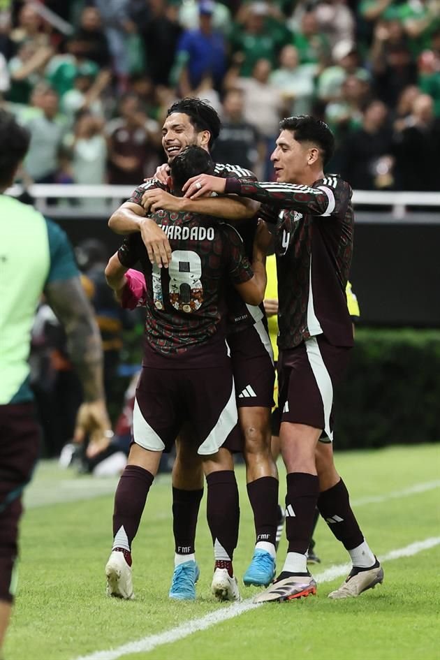 El festejo con Andrés Guardado.