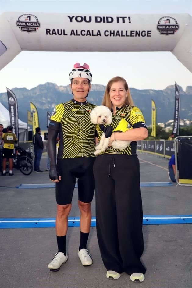 Raúl Alcalá y Mercedes Martínez con su mascota Mara Sofía