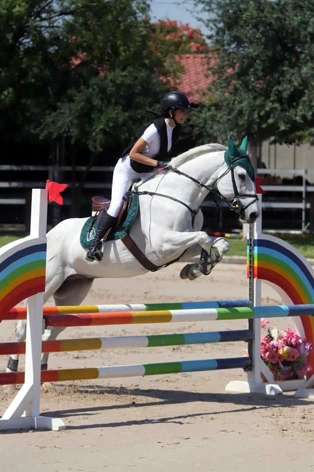 Nora Levy Páez, montando a 'Copito'