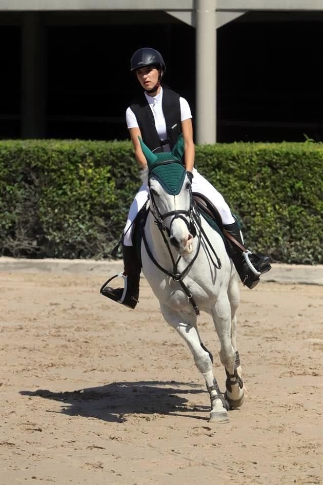 Nora Levy Páez, montando a 'Copito'