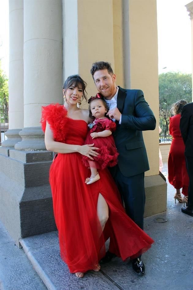 Anabel González Lerma y Brian Joseph Mcgonagle junto a Lilly Anabel