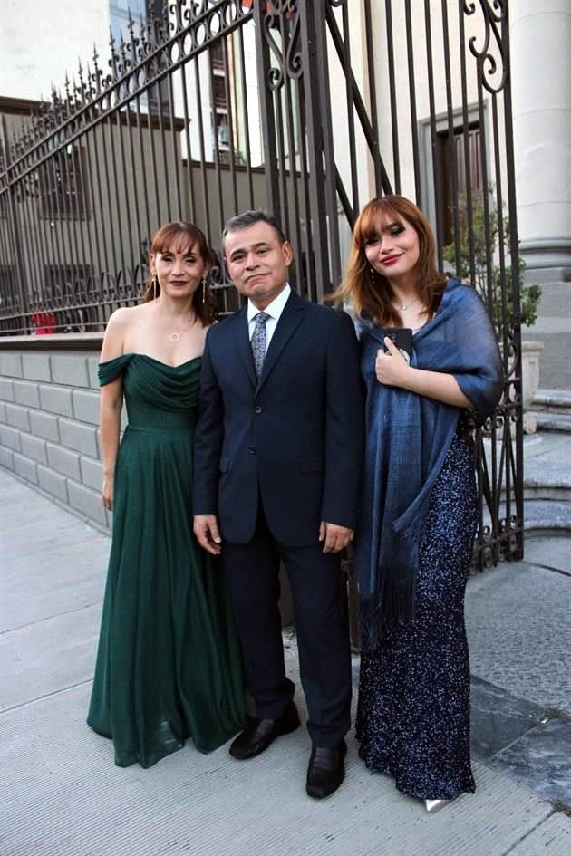 Elizabeth Dávila, Juan Morales y Sofía Morales Dávila