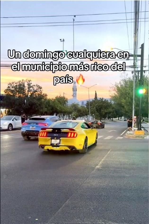 En las redes han circulado videos de estos automóviles subiendo hacia Olinalá por la Avenida Valle de San Ángel.