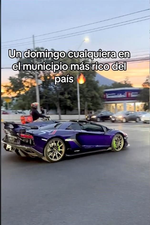 En las redes han circulado videos de estos automóviles subiendo hacia Olinalá por la Avenida Valle de San Ángel.