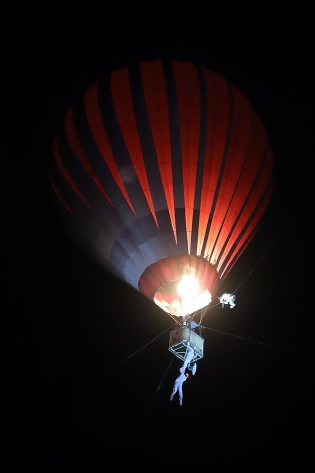 A más de 30 metros de alturas, ante el cielo nebuloso, los 'desquiciados' se desprenden de su ropa: primero cae un zapato, después una camisa.