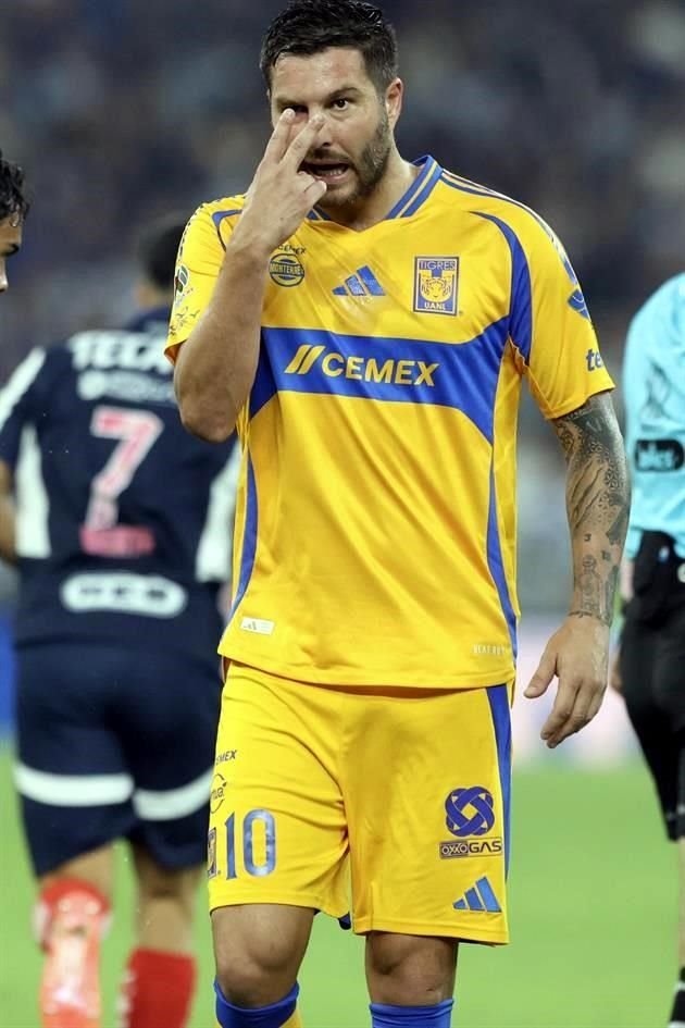 Así celebró Gignac su nuevo gol en Clásicos.