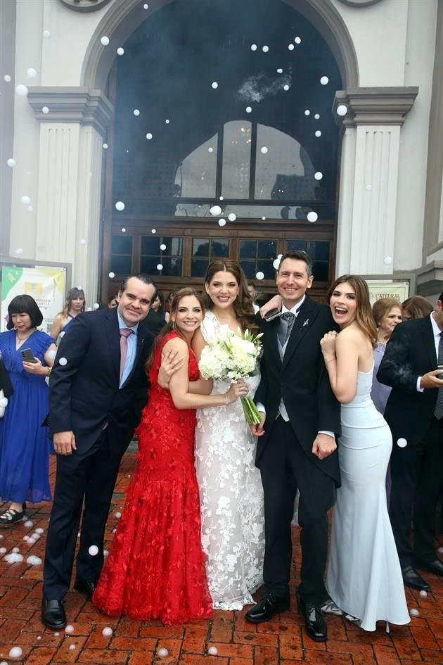 Federico Irízar Wolberg, Rebeca Ferrara de Irízar, Geovanna Ferrara Torres, Christoph David Buhl y Alexa Ferrara Torres