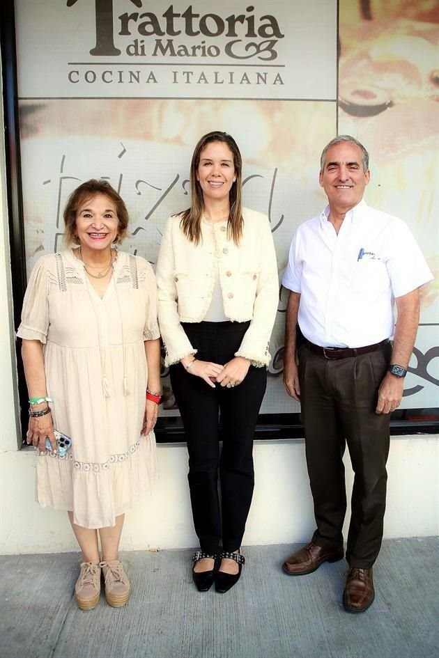Alicia Flores, Emma Cueva y Ricardo Rodríguez
