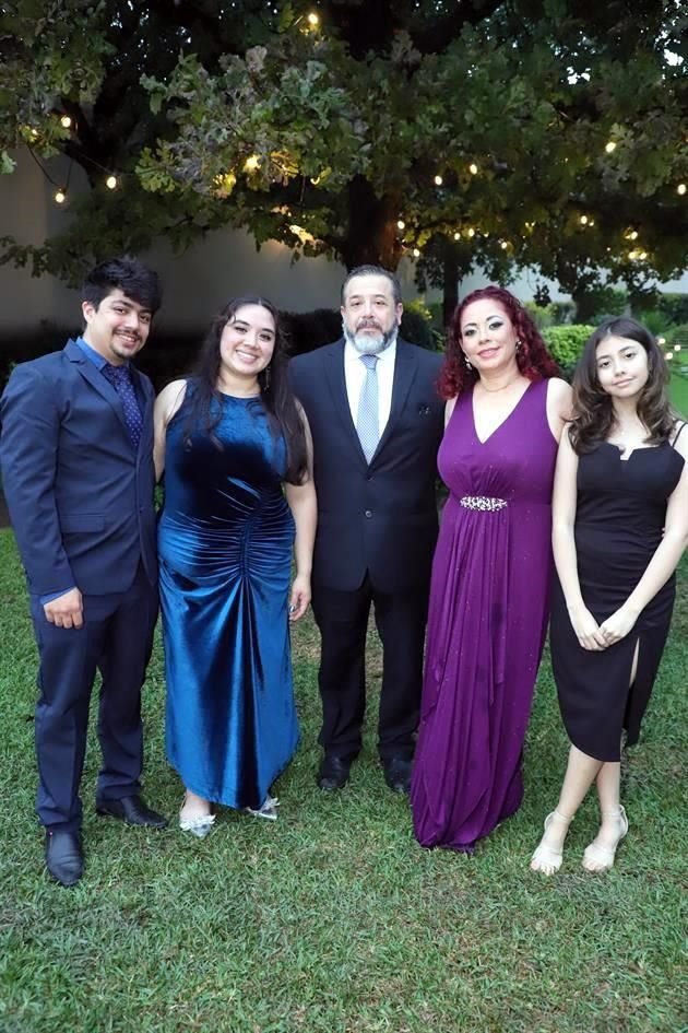 Eduardo Santillán, Jazmín Santillán, Eduardo Santillán, Wendy Guajado y Marcela Santillán