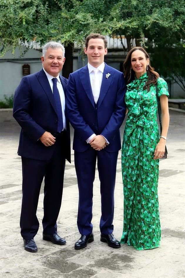 Armando González, el novio y Yolanda Garza de González