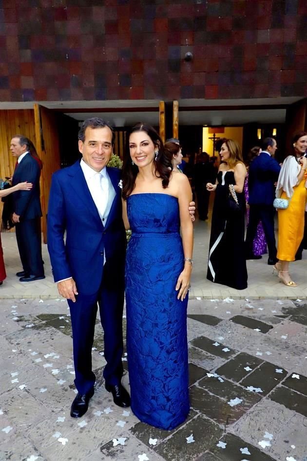 Roberto López Elizondo y Dora Martínez de López, papás de la novia