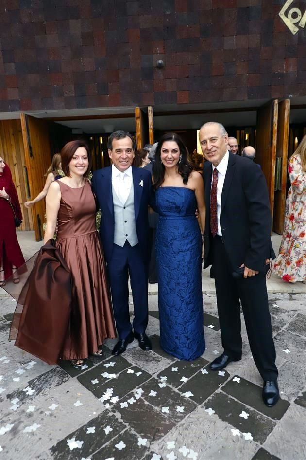 Lucía Lozano de Barrera, Roberto López Elizondo, Dora Martínez de López y Álvaro Barrera Segovia