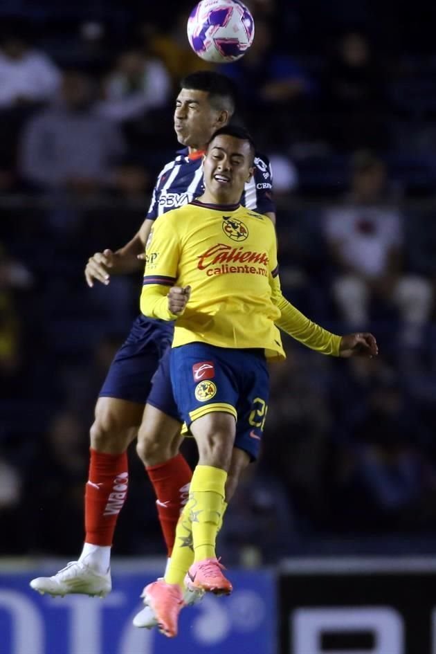 Jorge 'Corcho' Rodríguez, de Rayados, gana un balón por alto a Érick 'Chiquito' Sánchez.