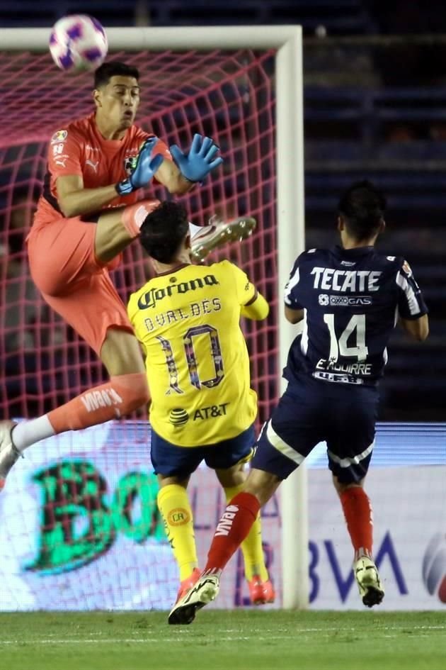 Esteban Andrada, arquero del Monterrey, sale con todo a disputar un balón con Diego Valdés (número 10), de América.