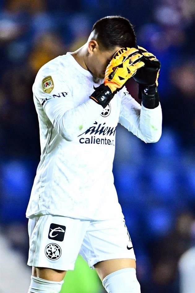El portero Luis Malagón lamenta su error, tras un disparo lejano de Jordy Cortizo, que le dio el empate momentáneo al Monterrey,