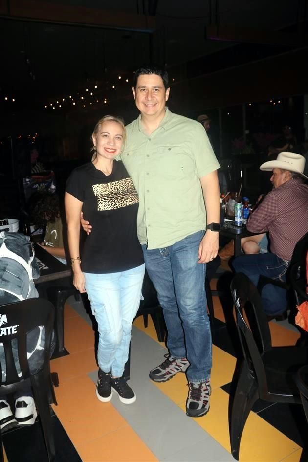 Cinthia Elizondo y Carlos Garza