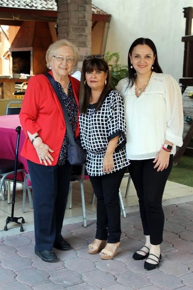 María Elena de Moncayo, Gisela Salinas de Moncayo y Lucía Castro