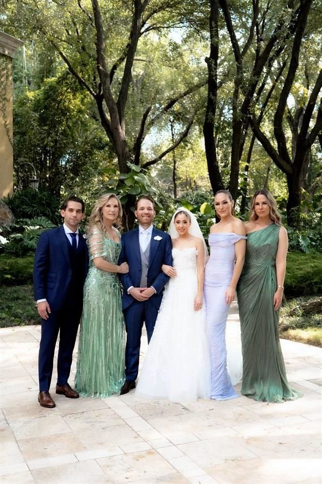 FAMILIA DEL NOVIO. Marcelo Bremer Ibarra, Adriana Ibarra de Bremer, los novios, Paulina Bremer Ibarra y Adriana Bremer Ibarra