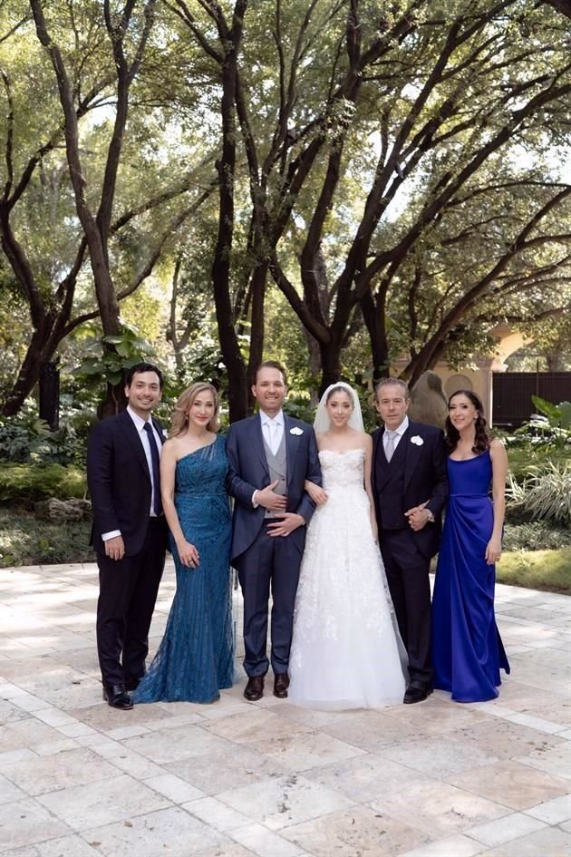 FAMILIA DE LA NOVIA. Antonio Kalifa Valdés, Isamar Gutiérrez de Marroquín, los novios, Luis Marroquín Alanís e Isamar Marroquín de Kalifa