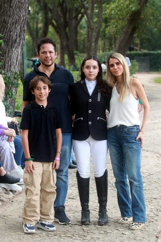 Rodrigo Cervantes, Samir Cervantes, Regina Cervantes y Claudia Torres