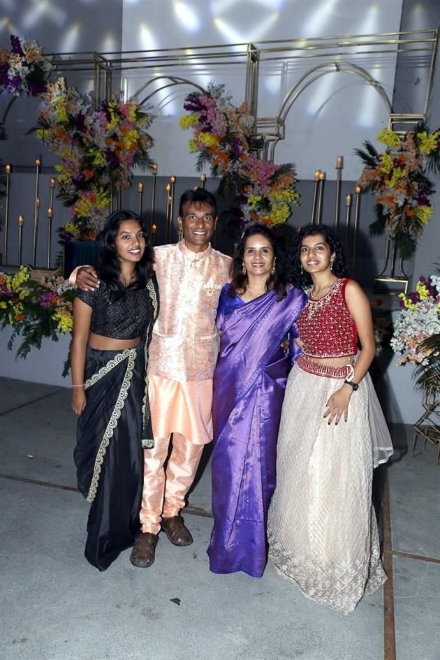 Alekhya Satish, Satish Kunnatha, Deepthi Satish y Ananya Satish