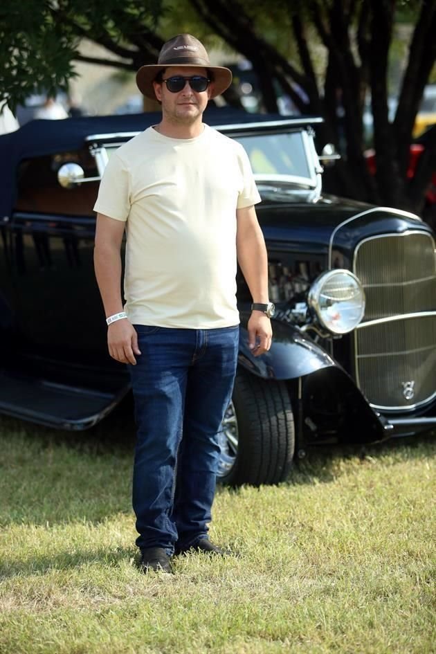 Víctor Gómez, con una Ford 1932 Hot Rod