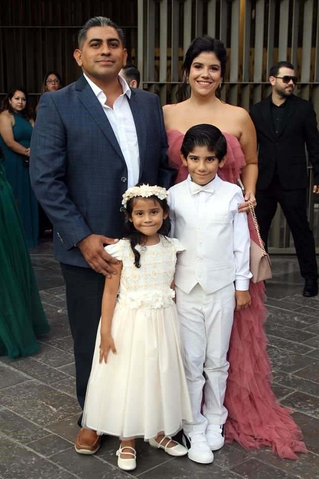 Amaury Gaytán, Lulú Martínez, Julieta Gaytán y Mateo Gaytán