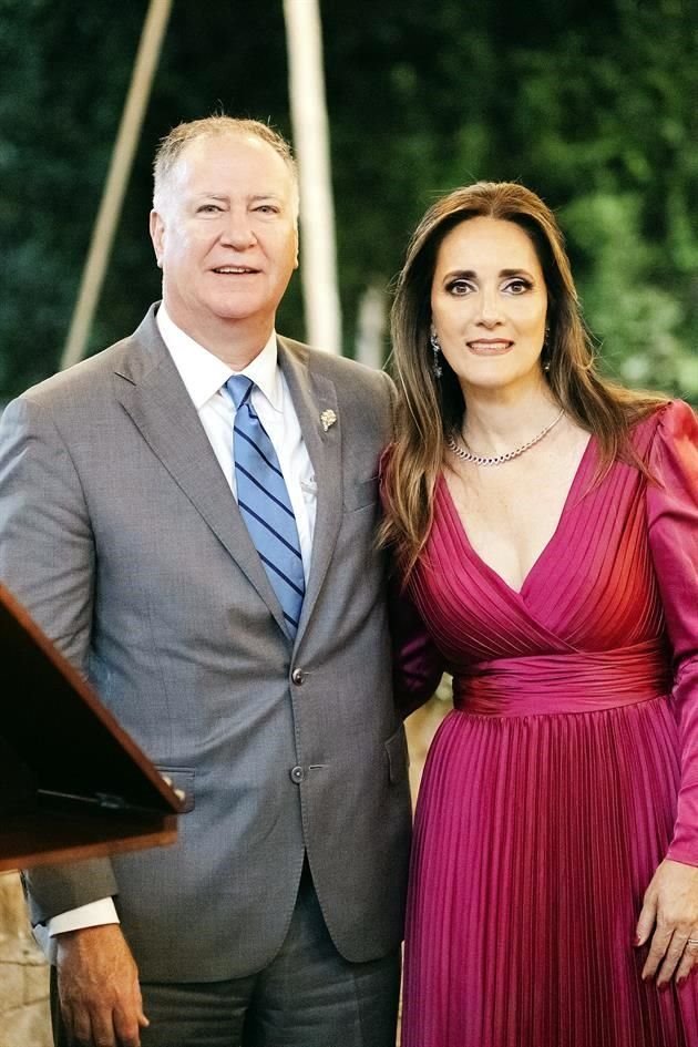 Claudio Fernández Lavín y Brenda Salinas de Fernández, papás de la novia