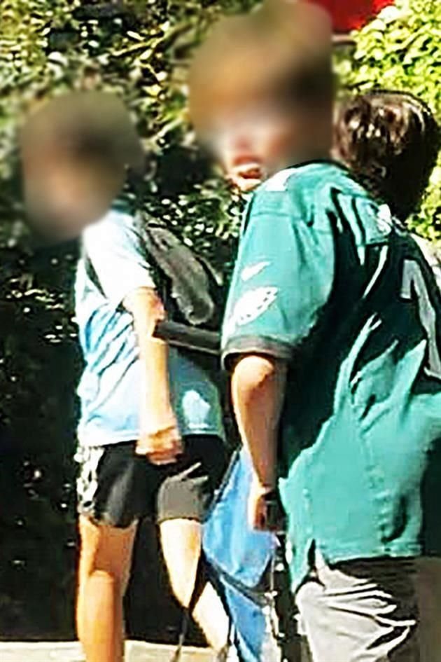 En un video se ve a menores de edad caminar por las calles de Olinalá con armas de postas y diábolos, según explicaron vecinos. Temen estén disparando a ardillas y coatíes.