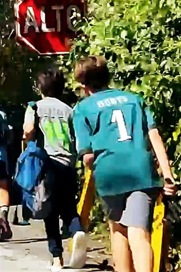 En un video que circuló se ve a menores de edad caminar por las calles de Olinalá con armas de postas y diábolos, según explicaron vecinos. Temen estén disparando a ardillas y coatíes.