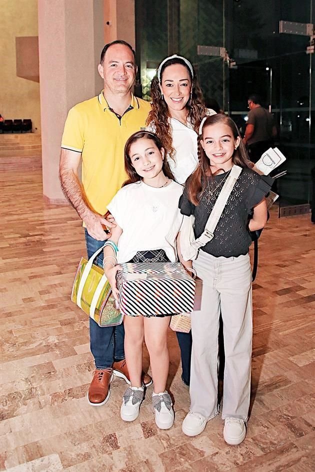 Óscar Pérez y Karina Niño de Rivera de Pérez, con sus hijas Mariana y Denisse