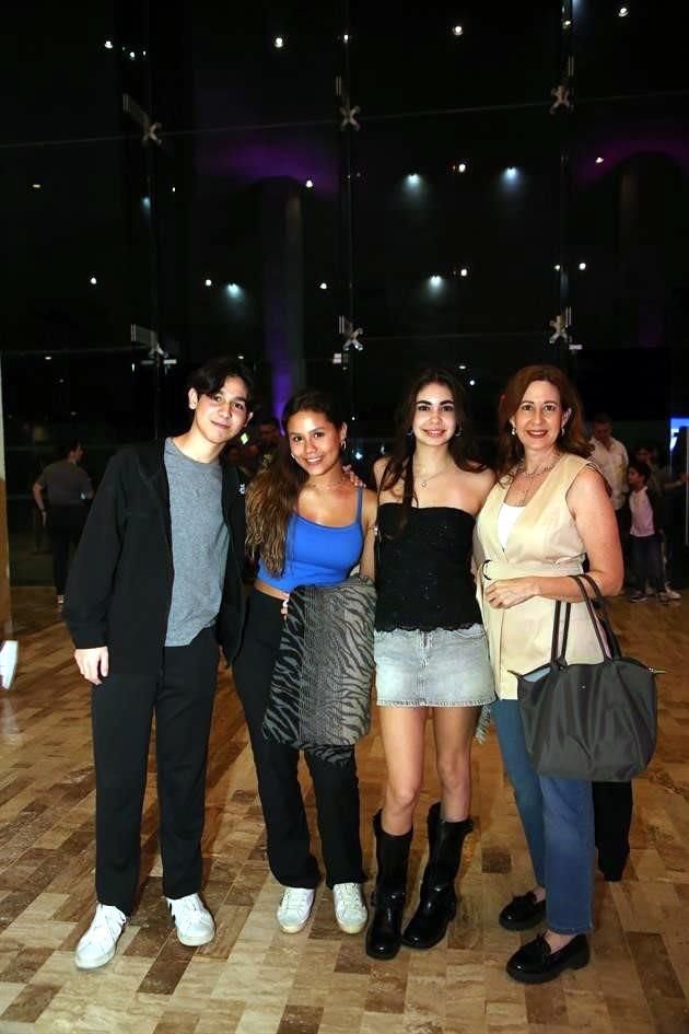 Sebastán Garza, Isabella Pascuali, Carolina Savignón y Ana Laura Elizalde