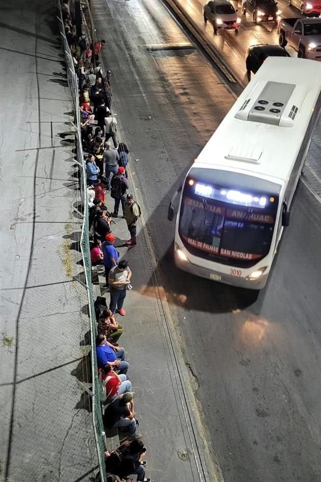 Los usuarios deben esperar, en ocasiones, hasta una hora para tomar una unidad.