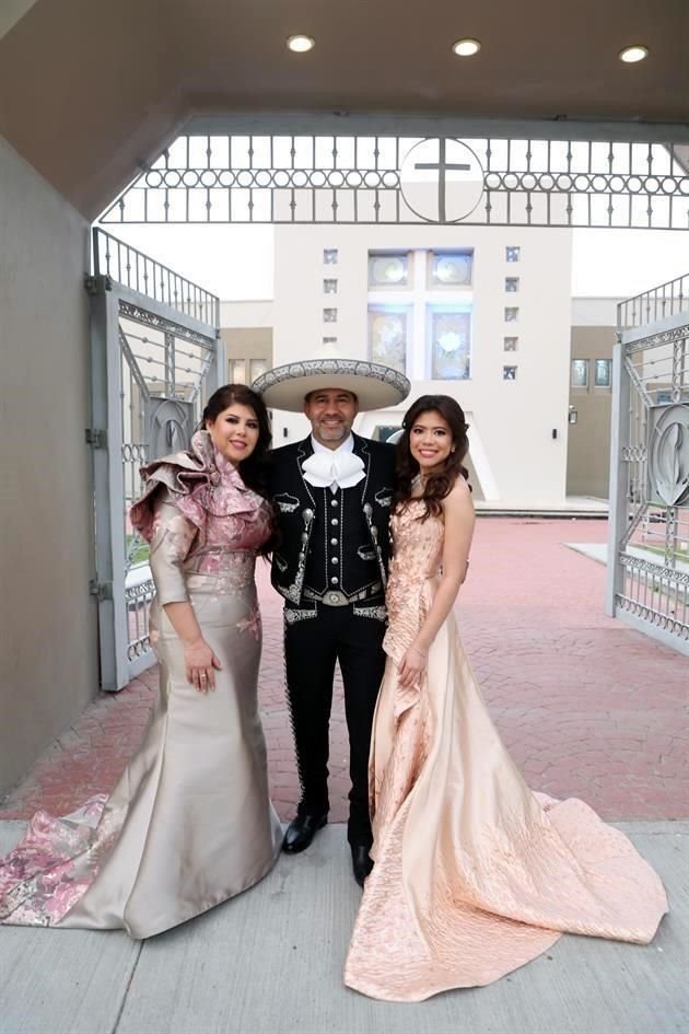 FAMILIA DEL NOVIO Mary Rodríguez de Serrato, Paulo Serrato y Lizbeth Serrato