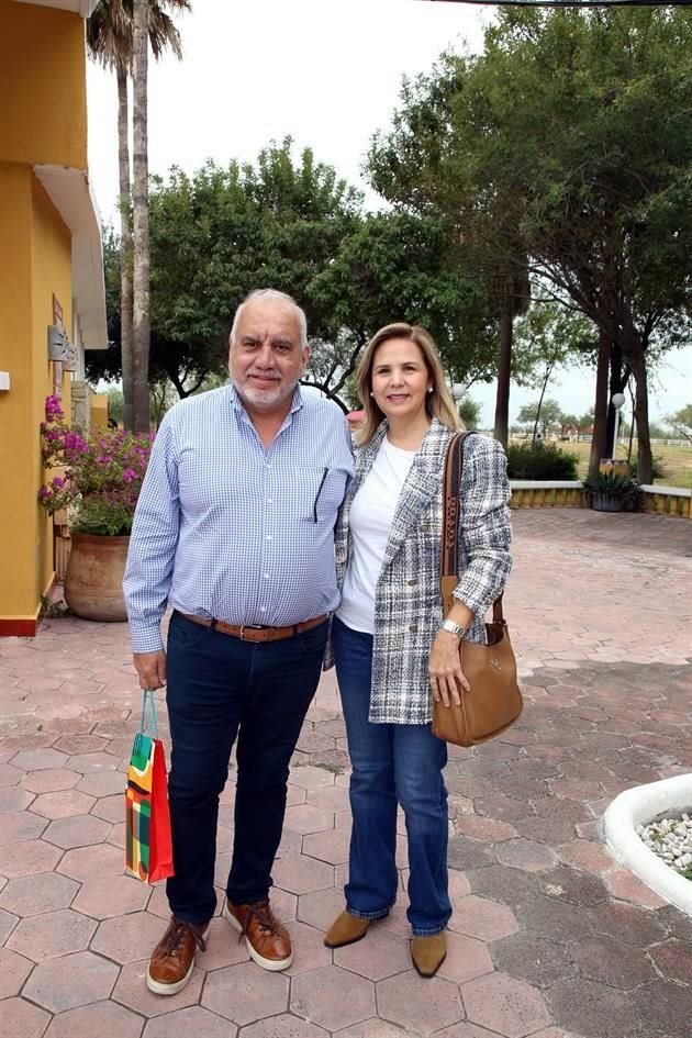 Luis Alonso González y Marcela Martínez de González