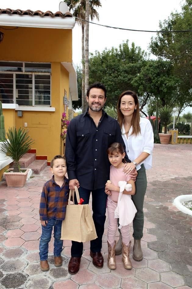 Adrián Leal, Mariana Ureta, Adrián Leal y María Emilia Leal