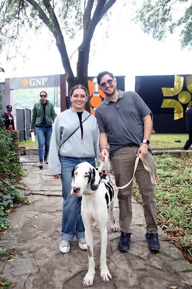 Andrea Luna y Hernán Villarreal, con 'Carlota'