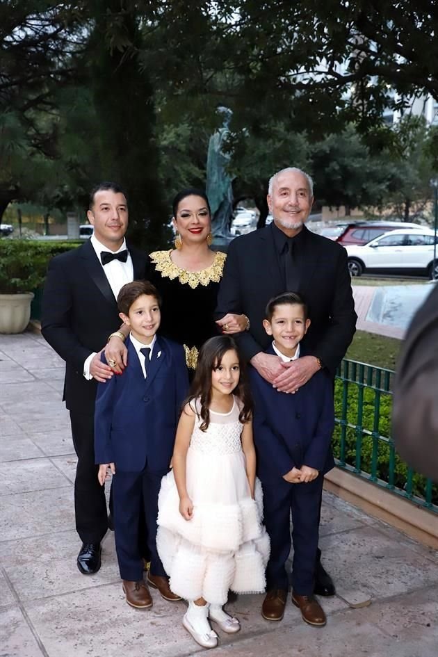 David Pérez Salinas, Mireya Montemayor de Pérez Salinas, Guillermo Pérez Salinas, André Pérez Salinas, Milena Pérez Salinas y Sebastián Pérez Salinas