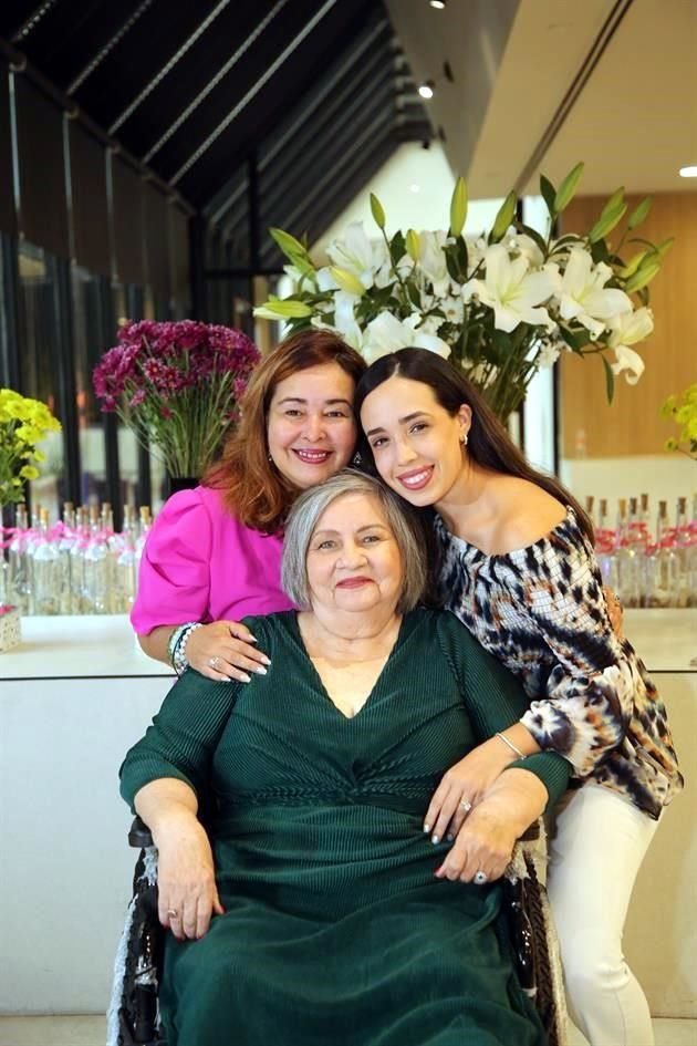 Judith Zuloaga, Andrea Villarreal Zuloaga y Judith Fernández