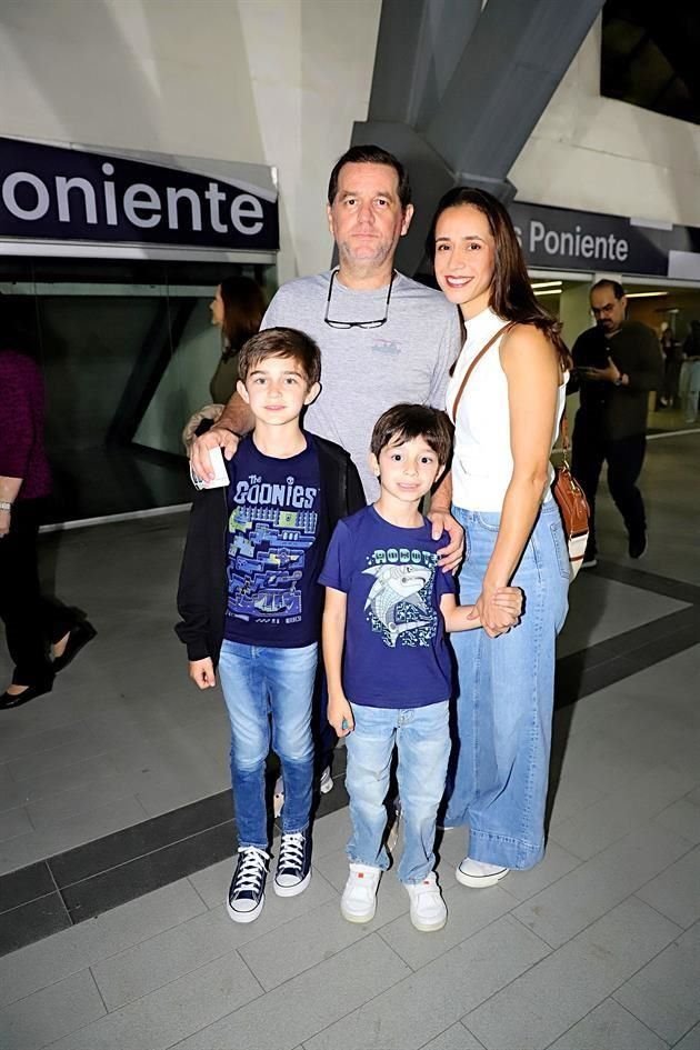 Federico Santos y Stephanie Schiemann de Santos con sus hijos Federico y Alejandro Santos Schiemann<br>